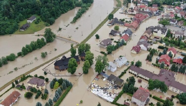 Powódź Tysiąclecia 2.0? Ściana wody przetacza się przez Polskę, trwa ewakuacja, służby przegrywają walkę z żywiołem