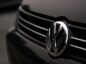 Logo marki Volkswagen na masce samochodu.