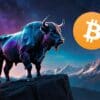 Byk stoi na skale, w tle logo Bitcoin.