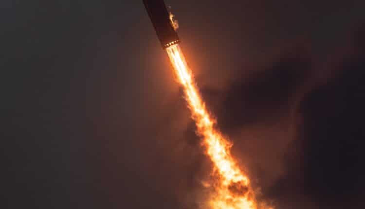 Najcięższa rakieta wystrzelona – i złapana przez Mechazillę. Przełomowy start pojazdu SpaceX