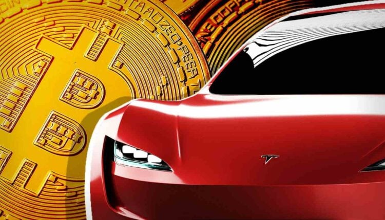 samochód tesla, obok moneta bitcoin