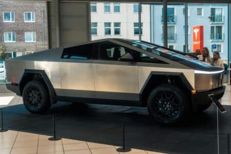 Tesla wycofuje Cybertrucki z rynku. Powodem jest poważna usterka