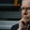 Zamyślony Warren Buffett spoglądający przed siebie.