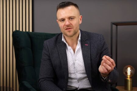 Youtuber i fliper prezesem ważnej państwowej spółki. Kim jest Adrian.Deweloper?