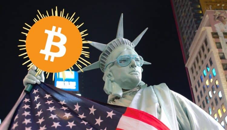 Kobieta przebrana za Statuę Wolności trzyma flagę USA i Bitcoina.