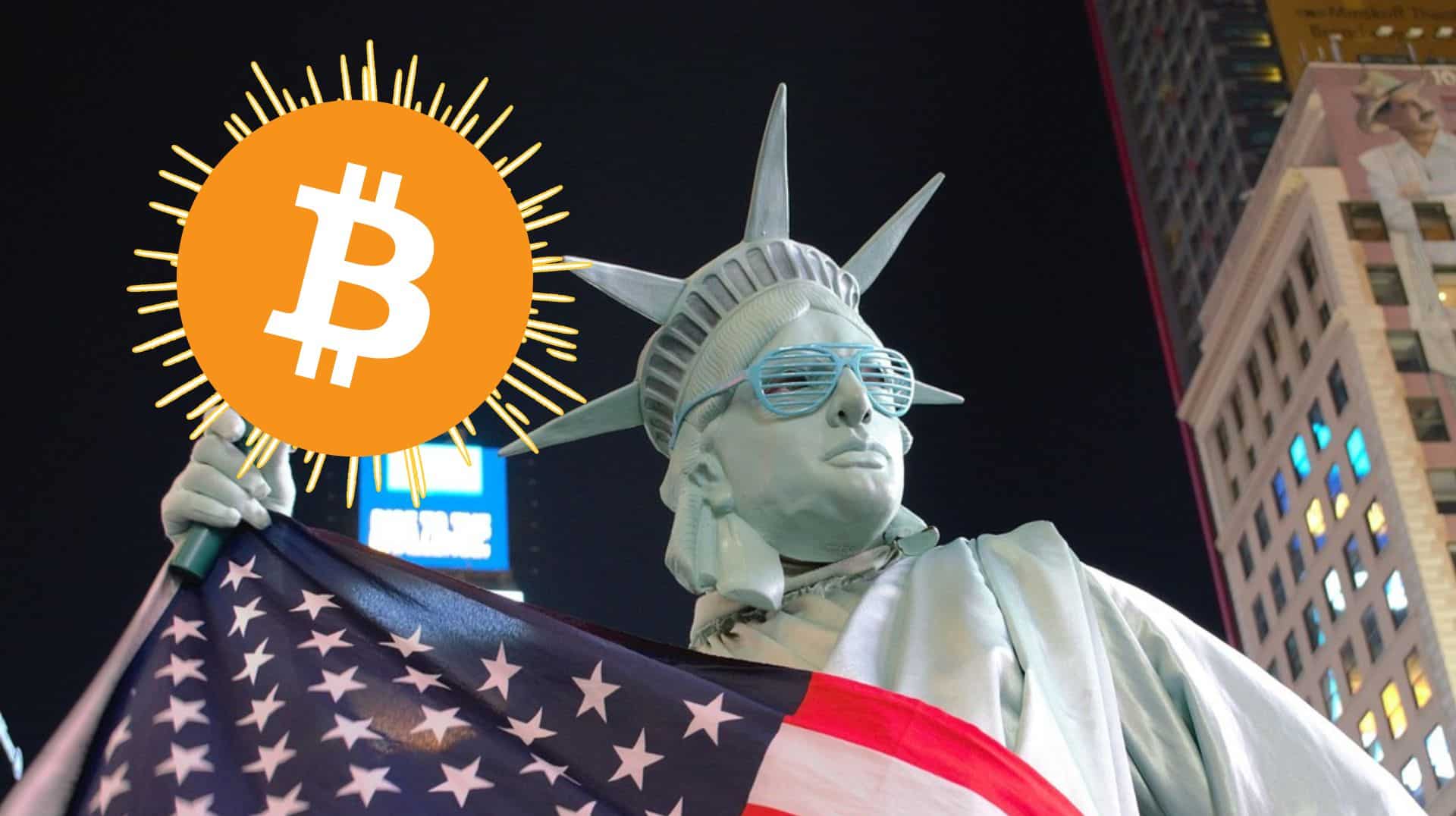 Kobieta przebrana za Statuę Wolności trzyma flagę USA i Bitcoina.