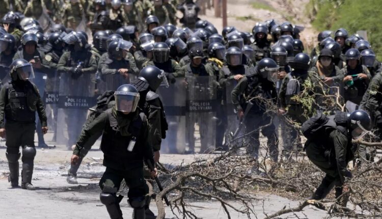 „Dyskurs polityczny”: protestujący zajęli bazę wojskową, przejęli broń, trwają starcia