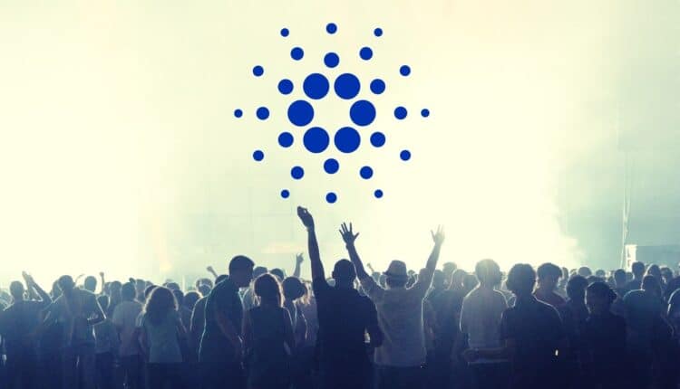 Tłum podziwiający Cardano w blasku świateł.