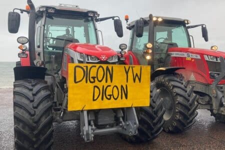 Najazd traktorów na konwencję partii rządzącej. Rząd nie ustępuje, bo „ma wydatki”