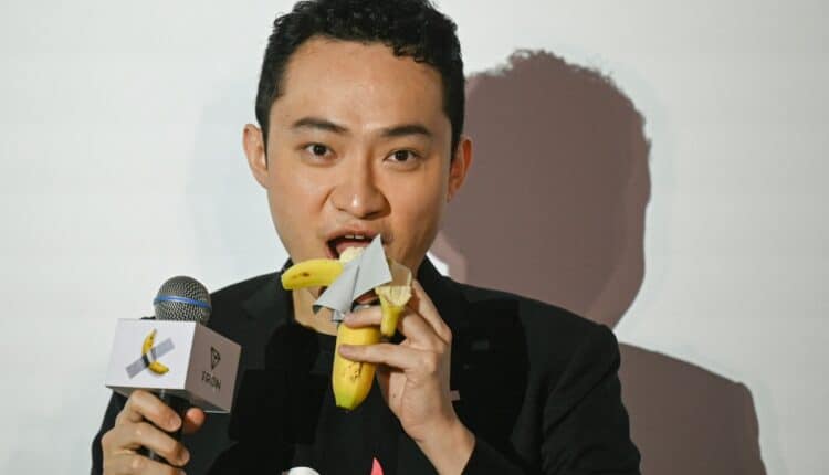 Wziął i zjadł. Justin Sun skonsumował banana za 64 BTC, czyli 6,2 mln USD!