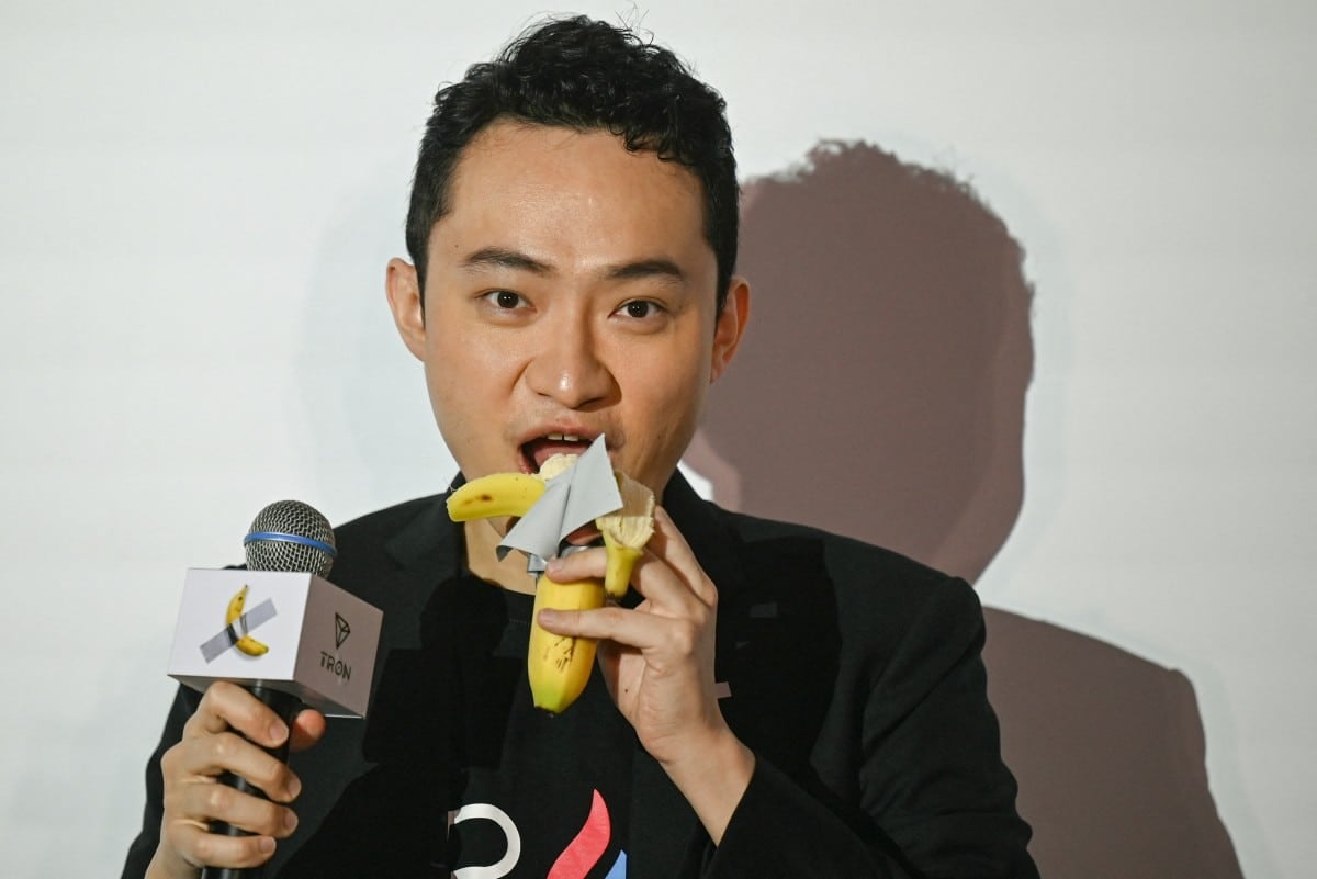 Justin Sun zjada banana