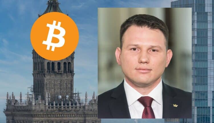 Sławomir Mentzen, w tle Pałac Kultury w Warszawie z logo Bitcoin.