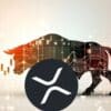 Logo Ripple (XRP), w tle byk i wykres giełdowy.