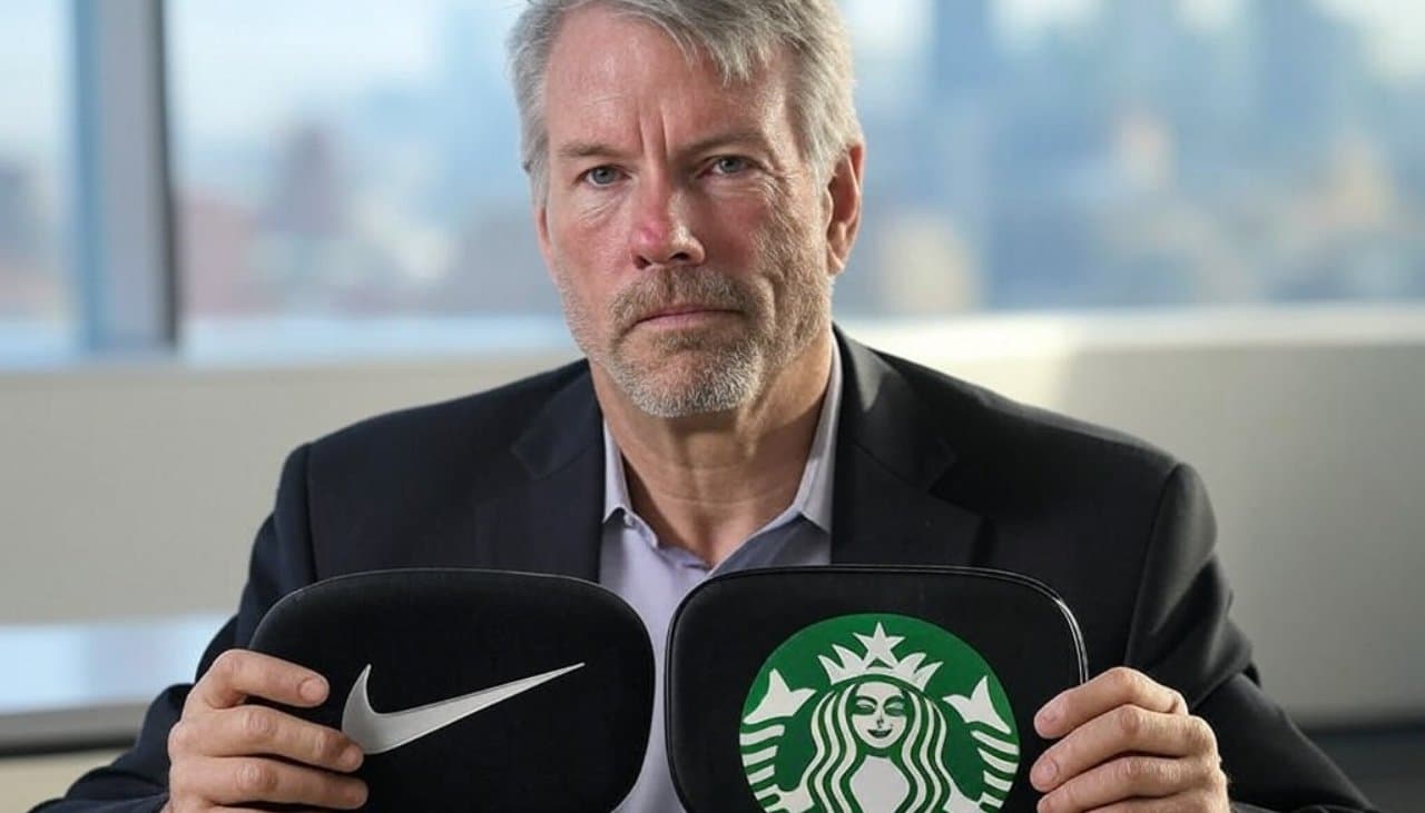 mike saylor, założyciel microstrategy, trzymający logo starbucks i nike