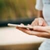 Smartfon w kobiecych dłoniach