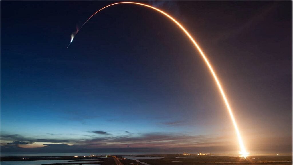 Widok na lecącą rakietę należącą do SpaceX