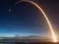 Widok na lecącą rakietę należącą do SpaceX