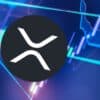 Logo XRP, w tle wykresy giełdowe.