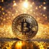 Bitcoin na złotym tle.