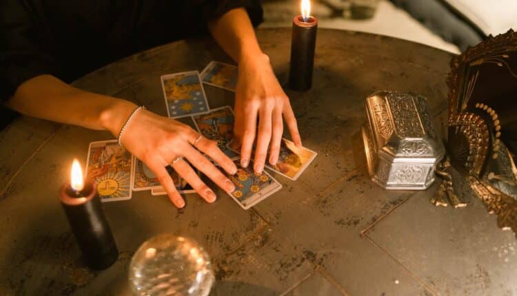 Kobieta straciła ponad 5 mln zł. Wróżka zmuszała ją do prostytucji. Polski sąd był dość łaskawy