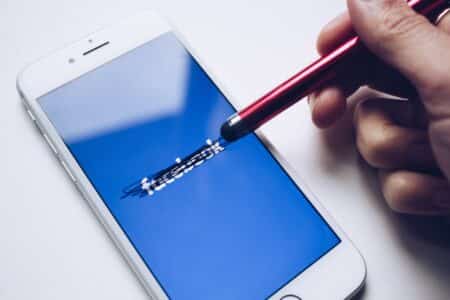 Facebook pozostanie rajem dla przestępców. Ale za sprawą zmian Zuckerberg kupi sobie kolejny wypasiony zegarek