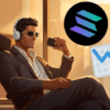 Uśmiechnięty trader w fotel, logo Solana, wykres giełdowy w tle.