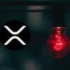 XRP obok czerwonej lampki alarmowej.