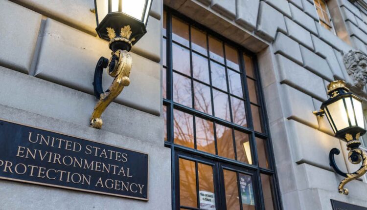 „Sztaby złota zrzucane z Titanica”. Dziesiątki miliardów wycofane z sieci podejrzanych powiązań finansowych