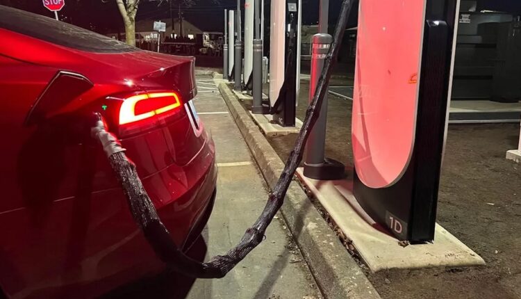Tesla testuje eksplodujące kable – jako bat na złodziei metalu