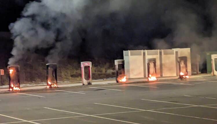 Tesla pod bombami, ostrzałem. Seria ataków, Trump zapowiada zarzuty terrorystyczne