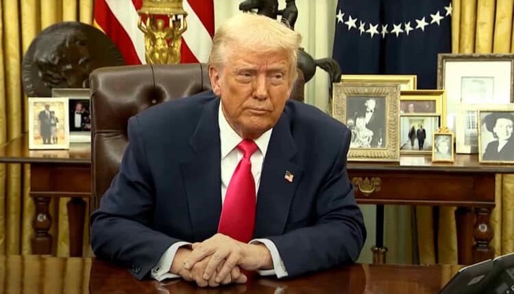 Donald Trump w Gabinecie Owalnym w Białym Domu
