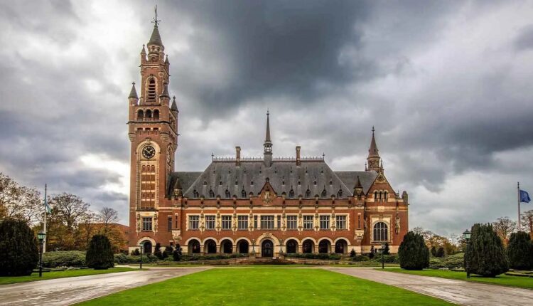 Prezydent „siłą doprowadzony do samolotu”, wysłany do Hagi. Ciekawa sprawa przed ICC
