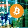 Bitcoin na tle wykresów i stosu monet.