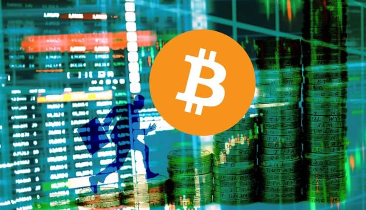 Bitcoin na tle wykresów i stosu monet.