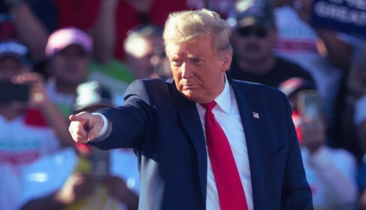 Donald Trump wskazuje palcem.