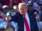 Donald Trump wskazuje palcem.