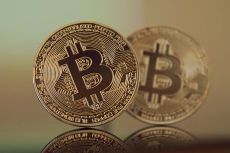 Bitcoin gotowy do wybicia? Napięcia USA–Chiny mogą uruchomić nową falę wzrostów!