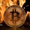 Bitcoin na tle płomieni.