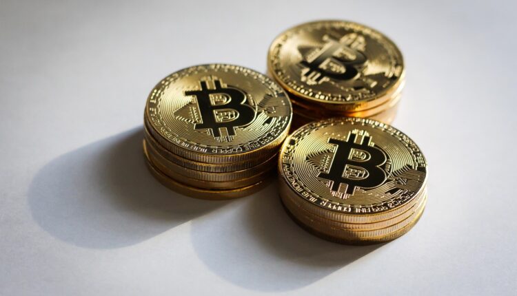 Bitcoin i złoto zyskują na wartości! Inwestorzy przestali wierzyć w klasyczne waluty?