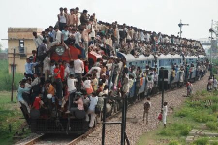 Skandaliczna umowa, emerytury, 800+ dla Hindusów. Imigranci ważniejsi od Polaków?