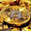 Złote monety Bitcoina.