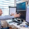 Mężczyzna przed monitorami