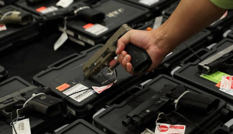 Odebrać fiskusowi pistolety. Politycy chcą rozbroić skarbówkę