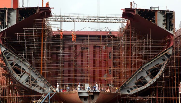 Branża tonie? Nagłe załamanie sprzedaży. Statki czekają na chętnych, chętni czekają na Trumpa