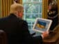 Trump spoglądający na zdjęcie przedstawiające podartą flagę Ukrainy