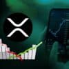 Ripple (XRP), w tle wykres na smartfonie.