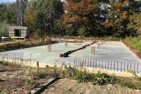 Młody mężczyzna marzył o mieszkaniu. Podpisał umowę z HREIT. Dzisiaj ogląda porzucony plac budowy