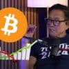 Robert Kiyosaki w trakcie wywiadu, w tle Bitcoin i wykres.