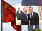 Chiny — flaga. W tle Wang Yi i Władimir Putin.
