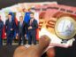 Banknoty euro, politycy liderzy koalicji rządzącej w Polsce.